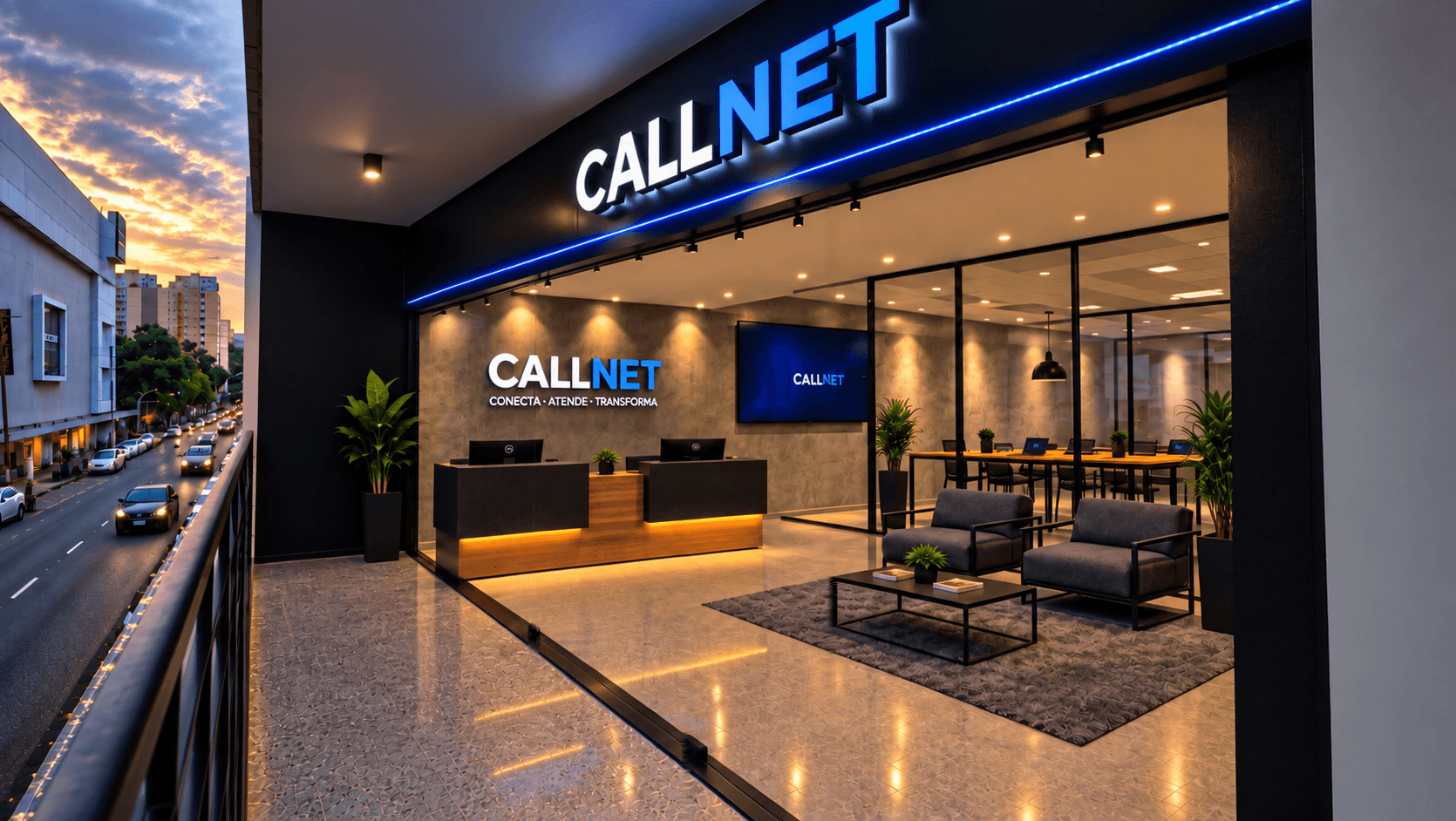 Visualização da fachada iluminada da CallNet ao entardecer, com letreiro CALLNET em azul, recepção envidraçada e a Rua Afonso Pena à esquerda.
